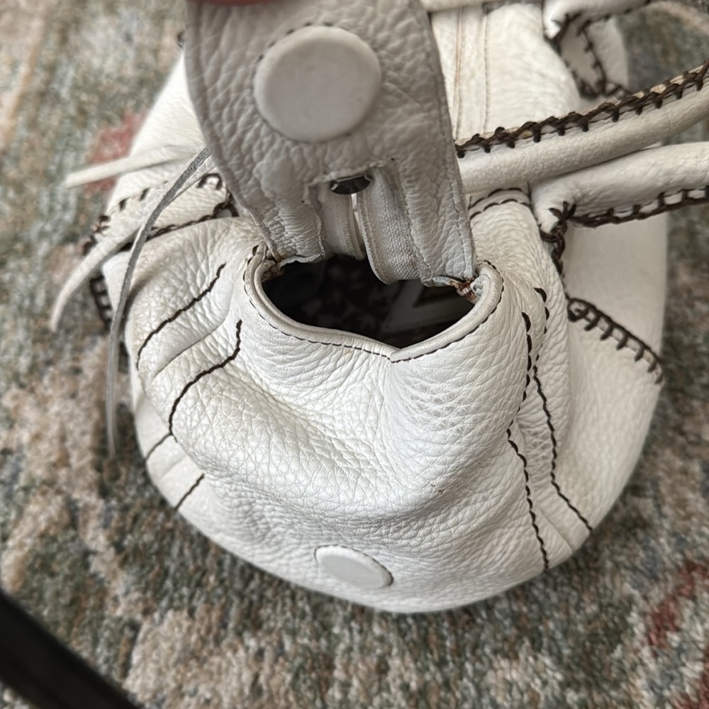 Elegant White Leather Handbag - Picture 7 of 8